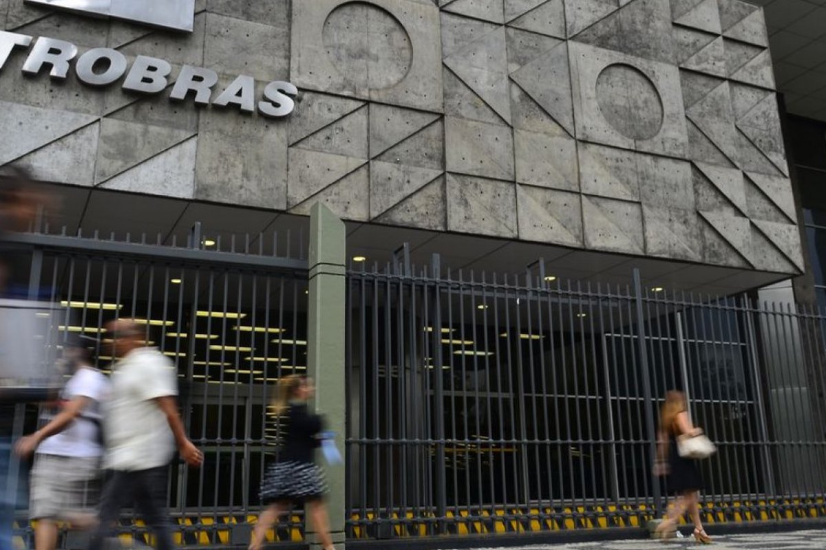 Petrobras realiza maior operação de regaseificação