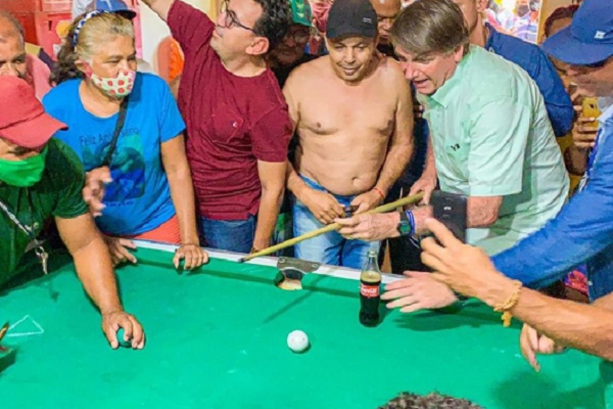Bolsonaro faz escala no Ceará e joga sinuca com seguidores