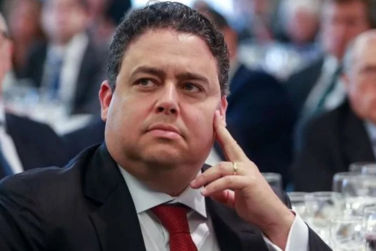 Felipe Santa Cruz perde apoio de oito seccionais