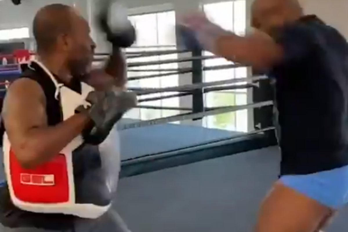 Aos 54 anos, Mike Tyson impressiona pelo desempenho nos treinos