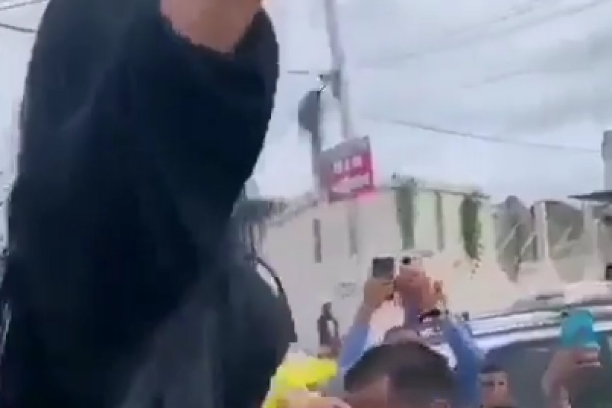 Mulher é filmada dançando em cima do caixão do marido e vídeo repercute