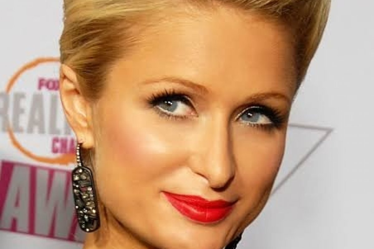 Socialite famosa revela ter sofrido abusos físicos em internato para milionários