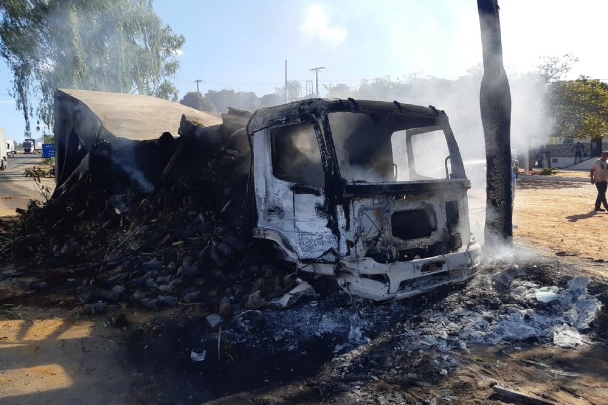 Caminhão pega fogo após bater em carreta na BR-116, na Bahia