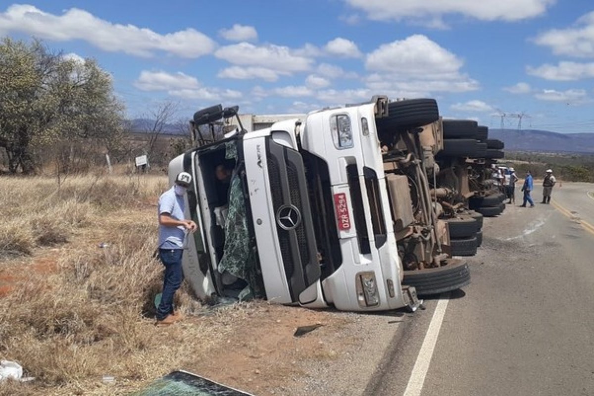 Tombamento de caminhão que transportava cavalos deixa duas pessoas feridas e nove animais mortos