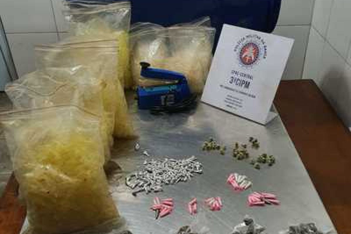 PM localiza trio com seis mil pinos de armazenar drogas no bairro de Cajazeiras