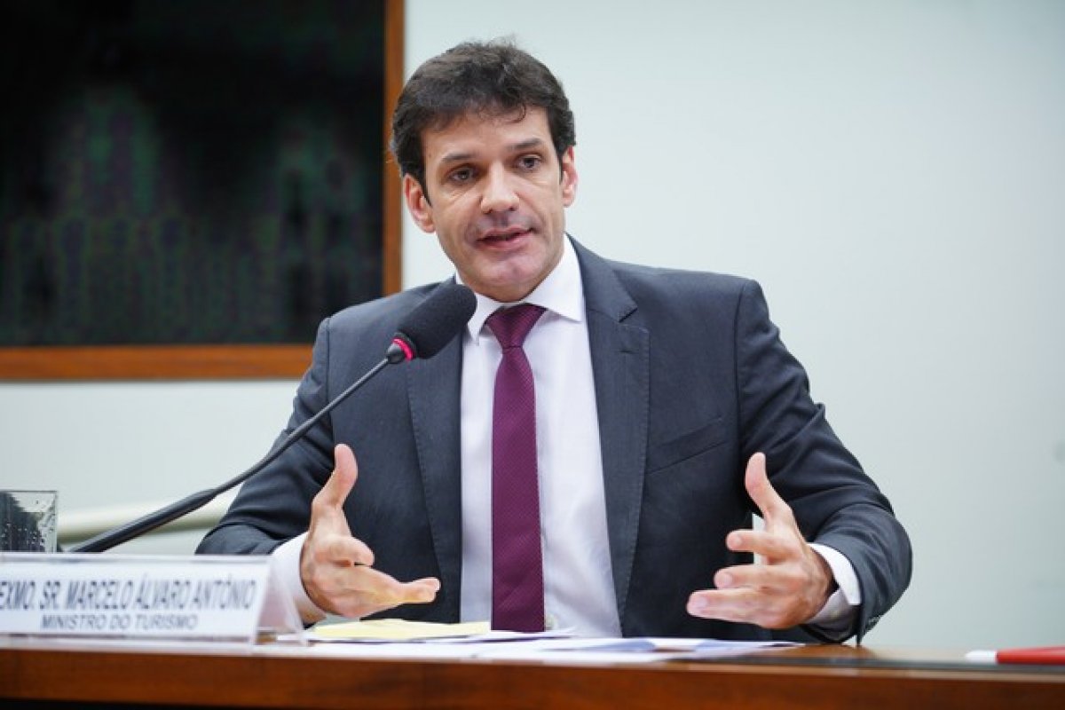 Ministro do Turismo testa positivo para Covid-19