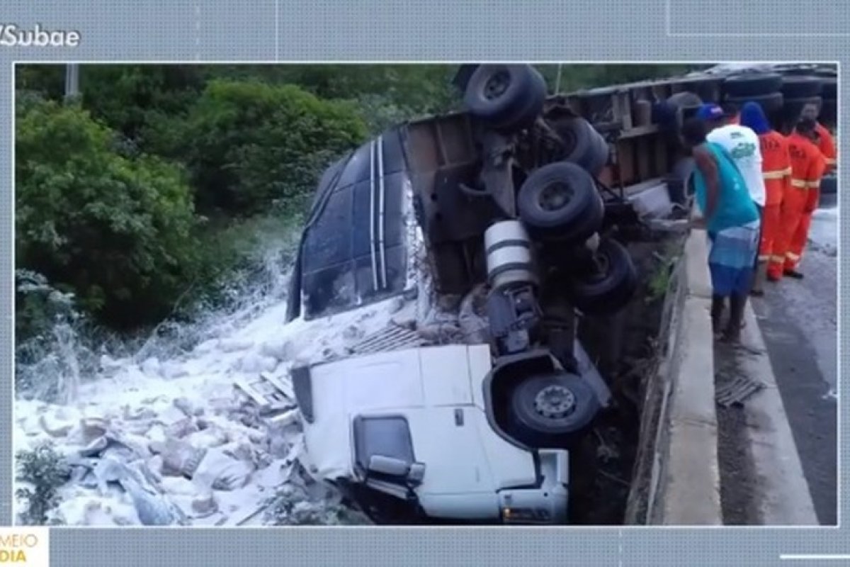 Passageiro de carreta morre após veículo virar na BR-116