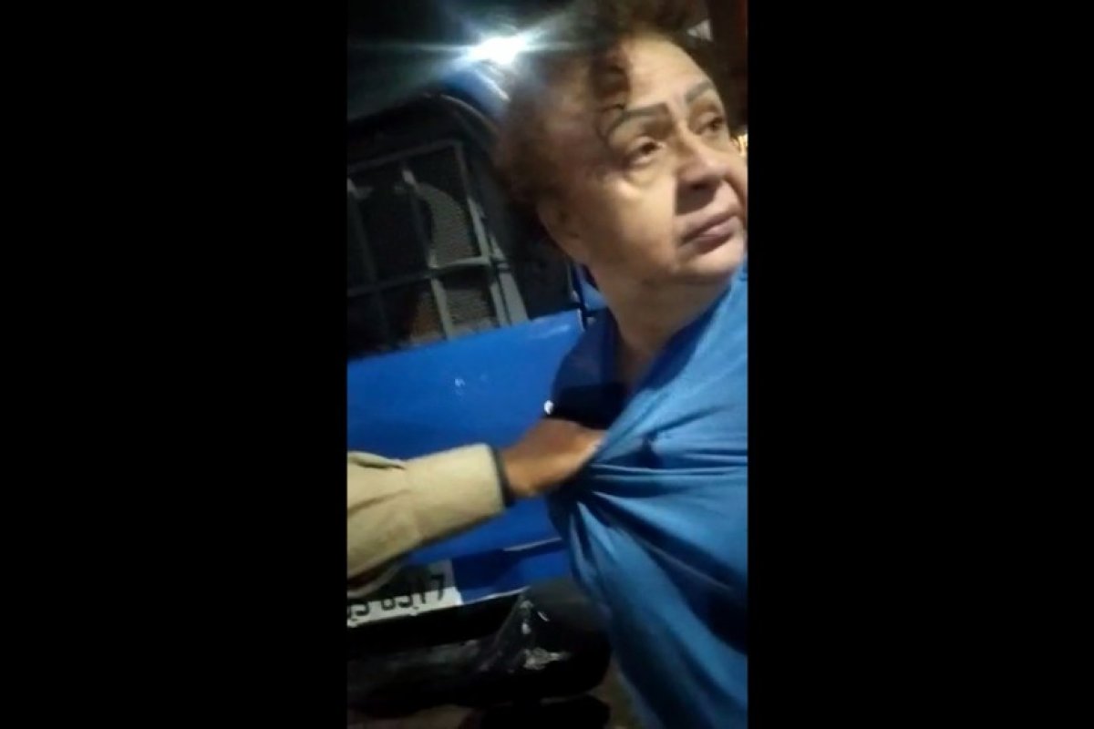 Idosa é presa por agredir companheira em Salvador e chama PM negro de 'macaco' 