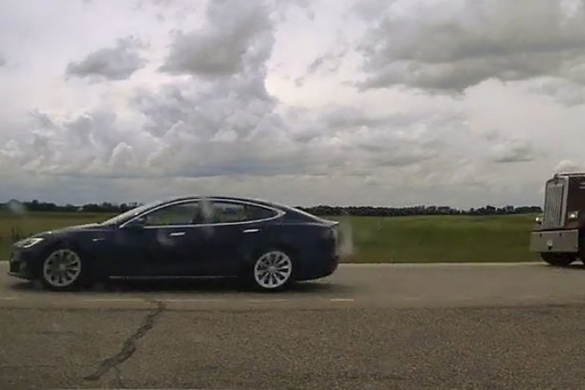 Motorista é flagrado "dirigindo" carro a 140 km/h enquanto dormia