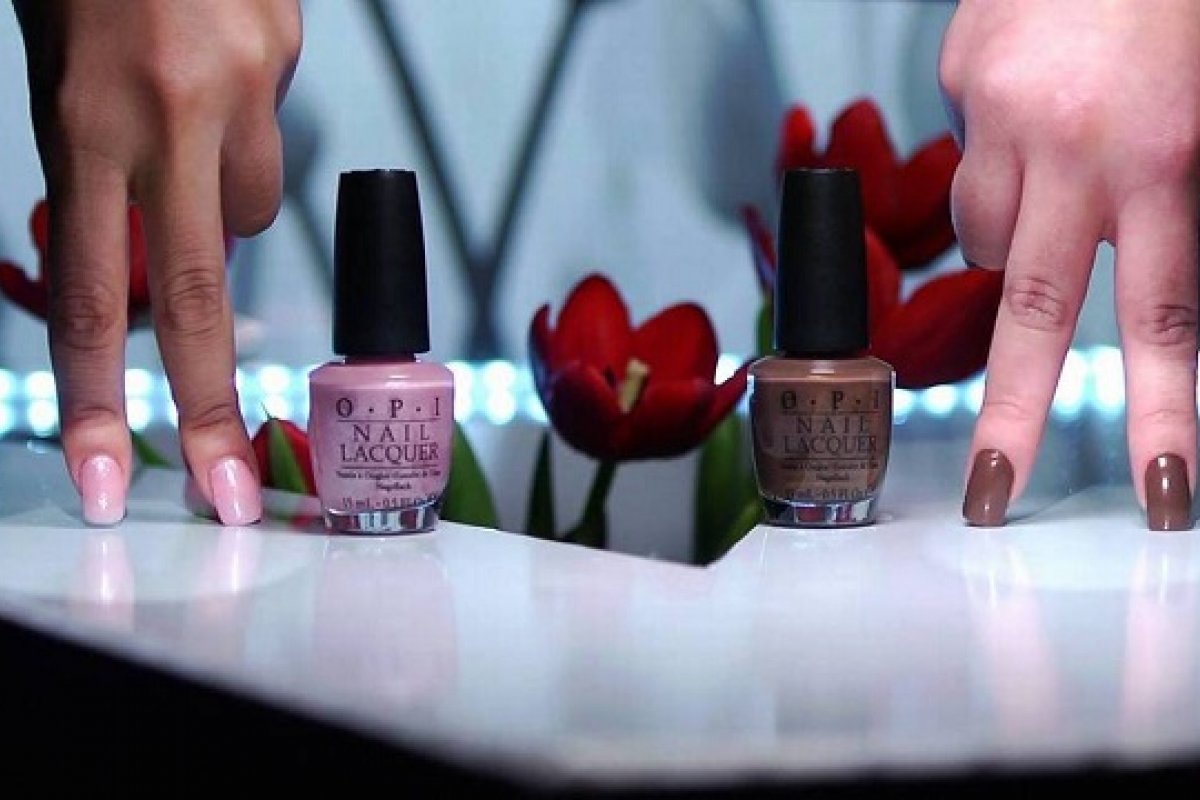 Após polêmica com brasileiras, marca americana pede desculpas e retira esmalte do mercado