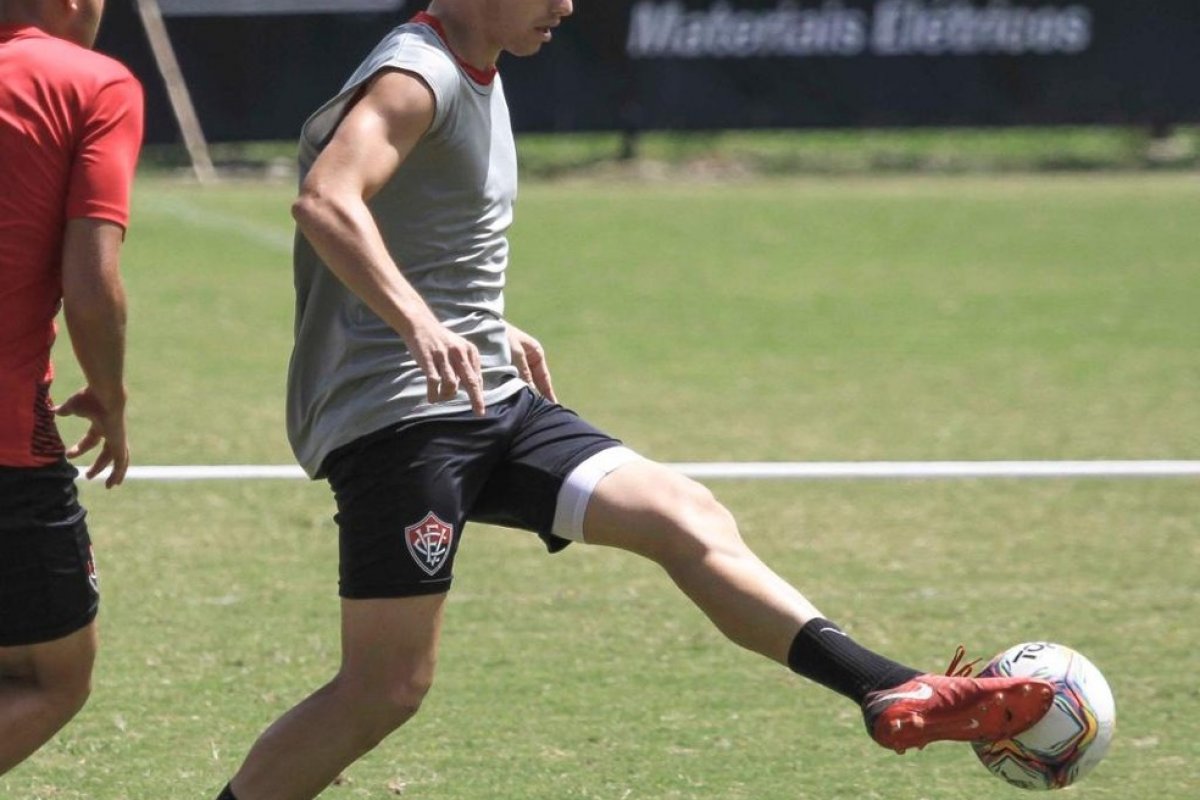 "Dois jogadores de excelentíssimas qualidades", diz Vico sobre retorno de Maurício Ramos e Alisson no Vitória