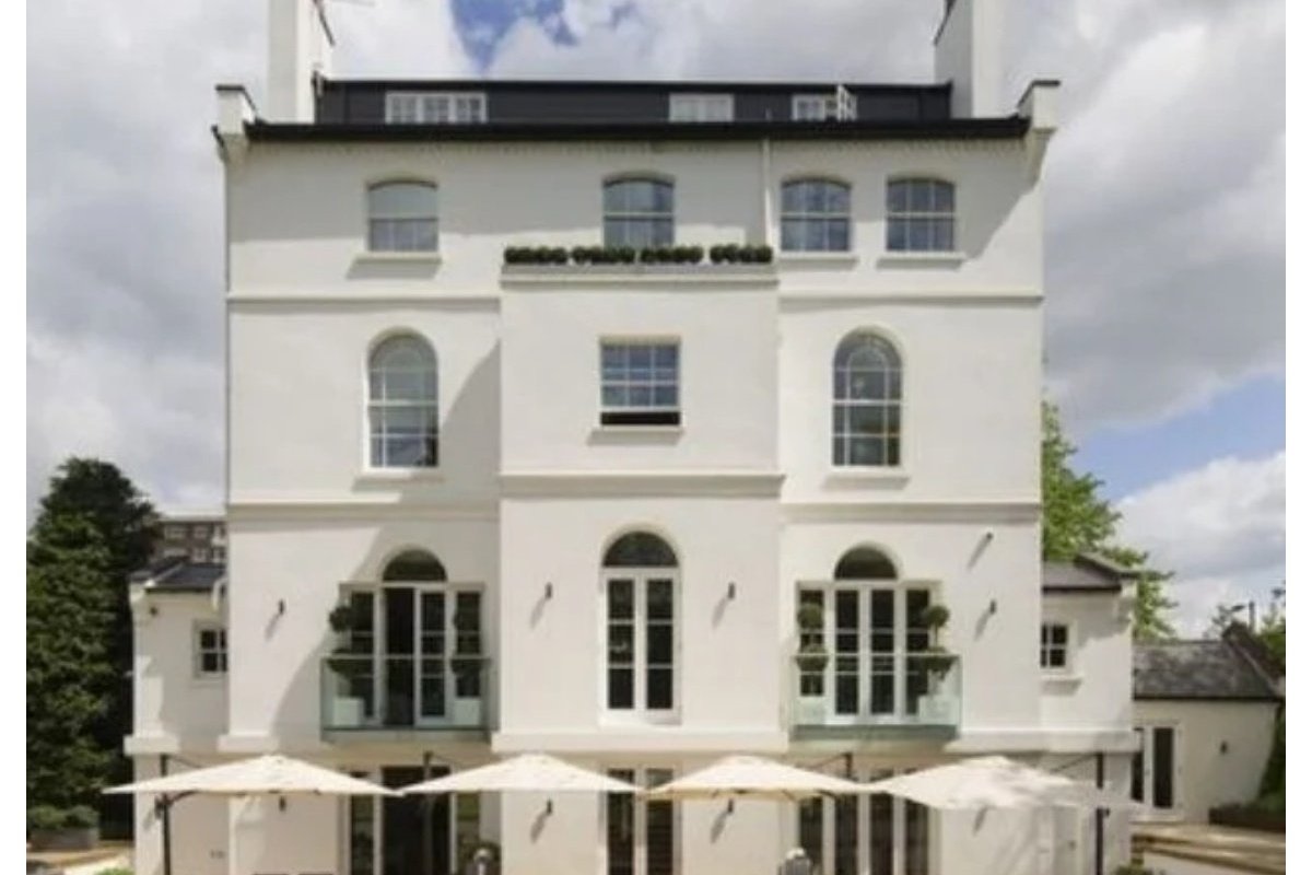 Rihanna coloca mansão de 5 andares à venda por R$ 219 milhões