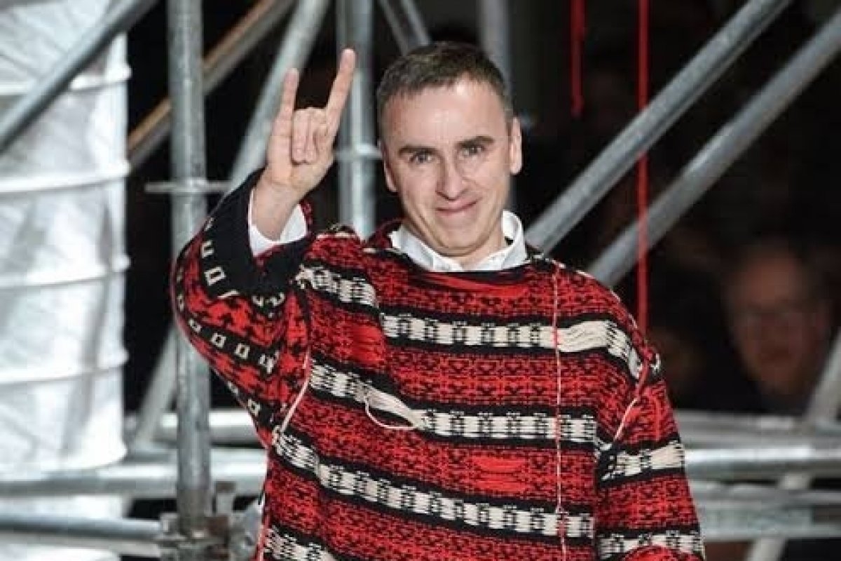 Raf Simons anuncia coleção feminina