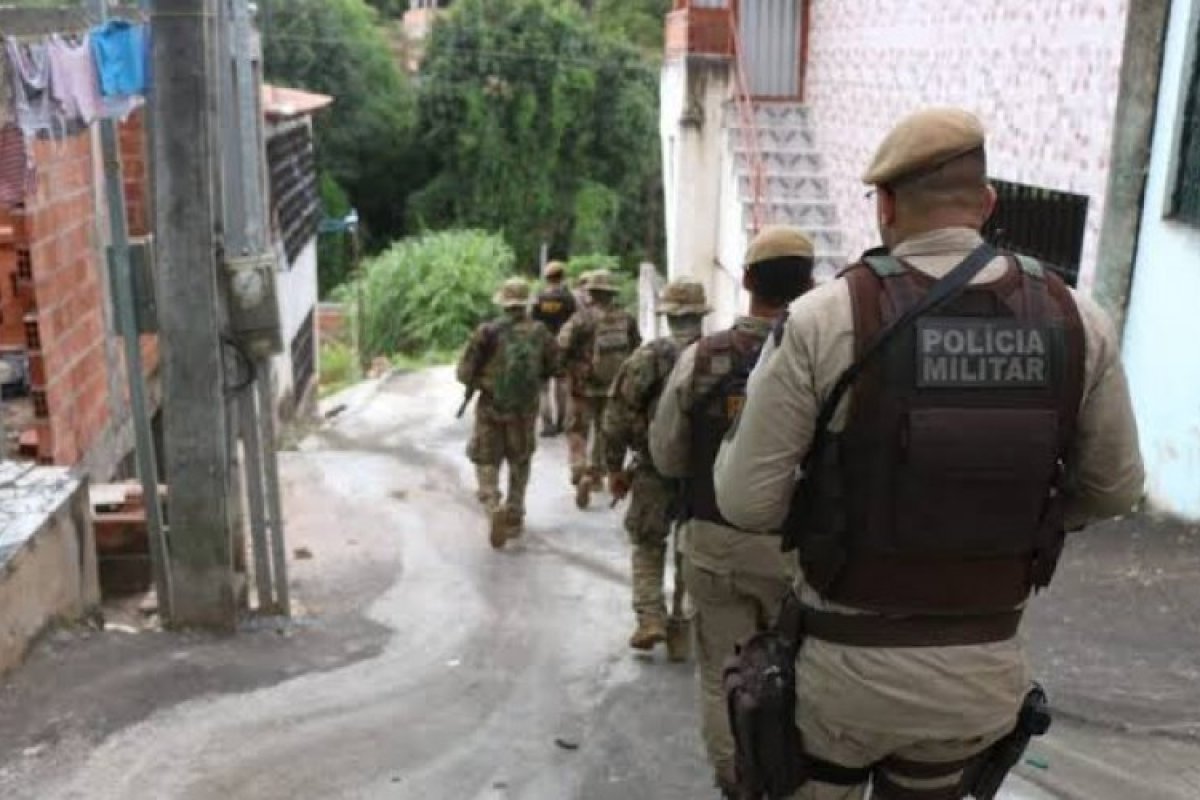 Polícia deflagra operação para combater tráfico no Lobato, subúrbio de Salvador