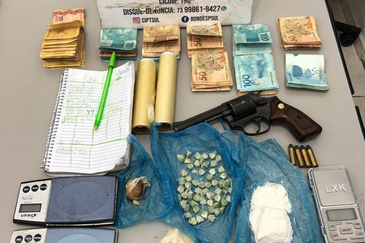 PM prende dupla com drogas e R$ 9 mil dentro de casa