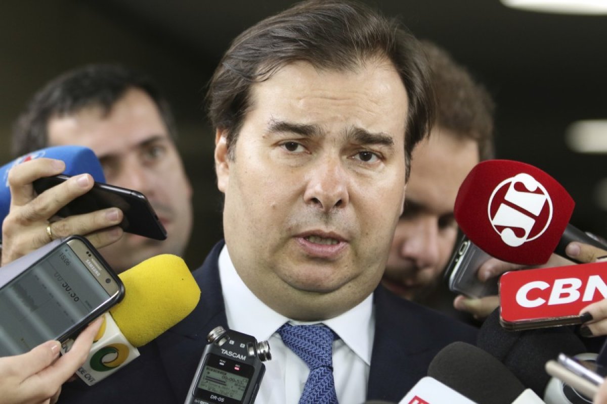 Rodrigo Maia bate-boca com líder do governo na Câmara