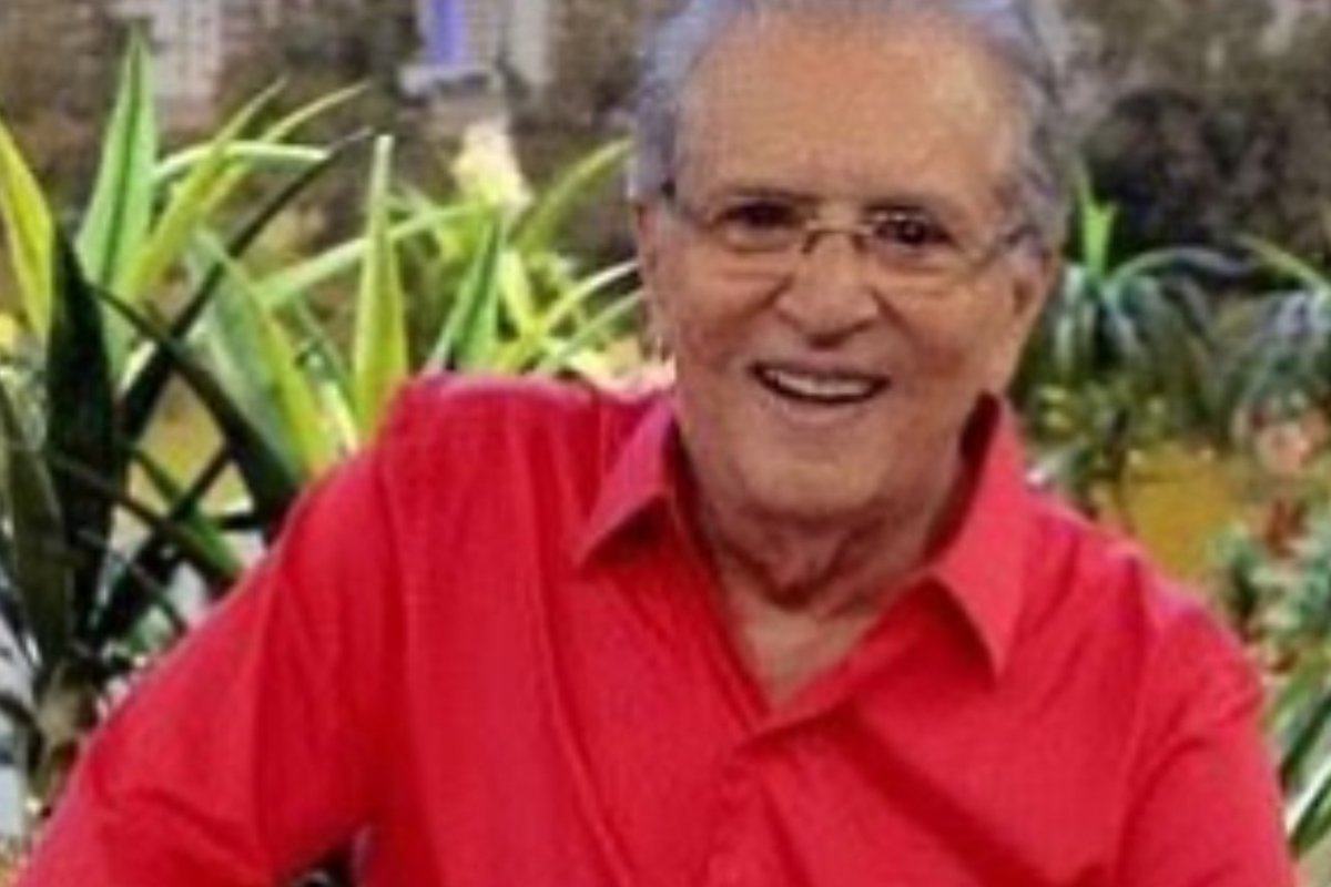 Carlos Alberto de Nóbrega renova contrato com o SBT