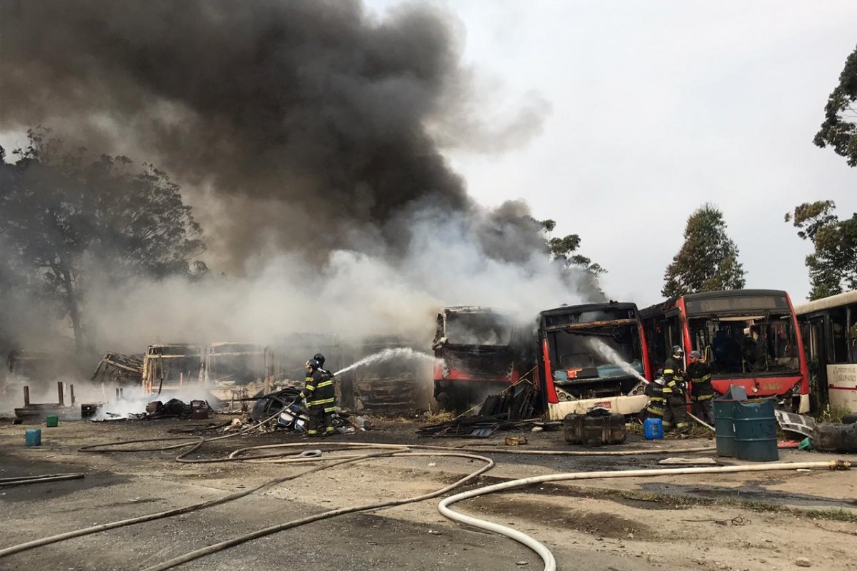 Incêndio destrói cerca de 40 ônibus dentro de pátio em São Paulo