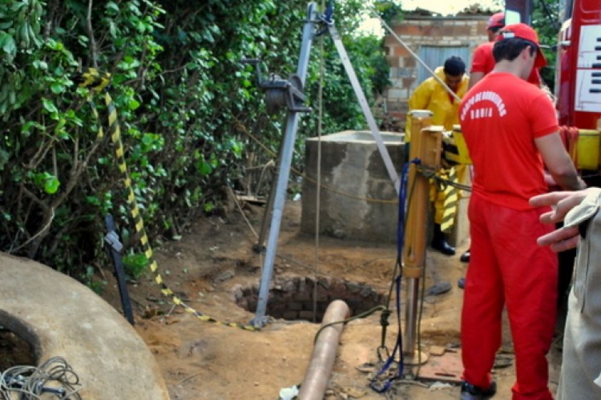 Bombeiros retiram ossada humana encontrada em cisterna