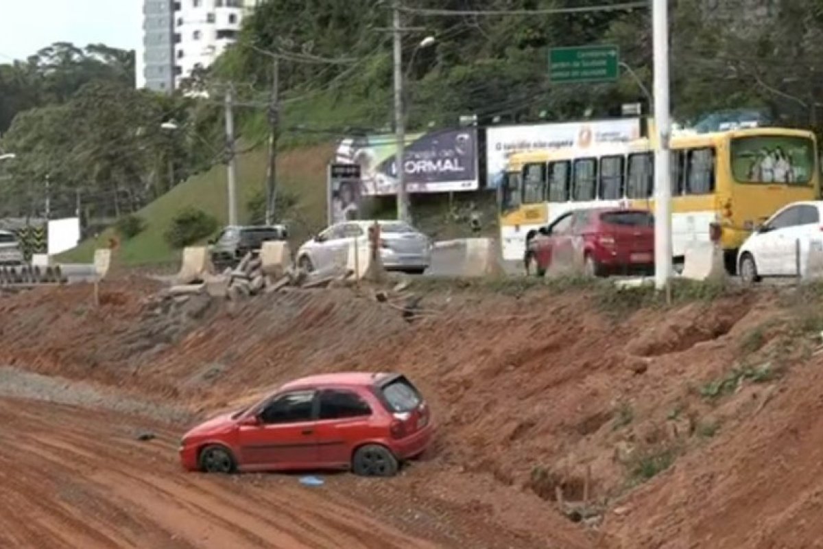 Carro cai em 'vala' de obras do BRT na Av. ACM, em Salvador