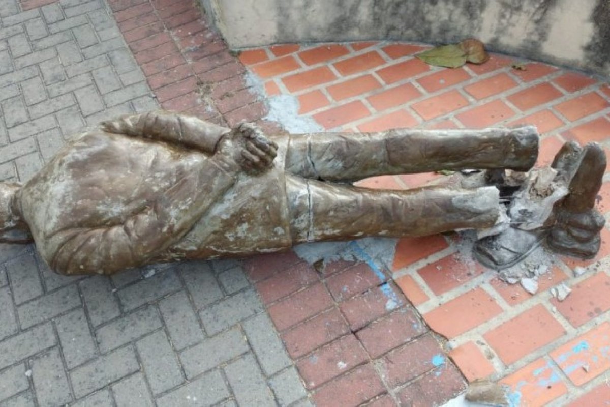 Estátua de Ariano Suassuna é alvo de vandalismo em Recife