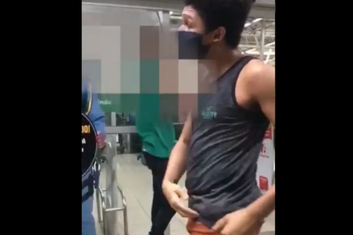 Funcionário de supermercado em Salvador tenta barrar entrada de estudante por usar short curto