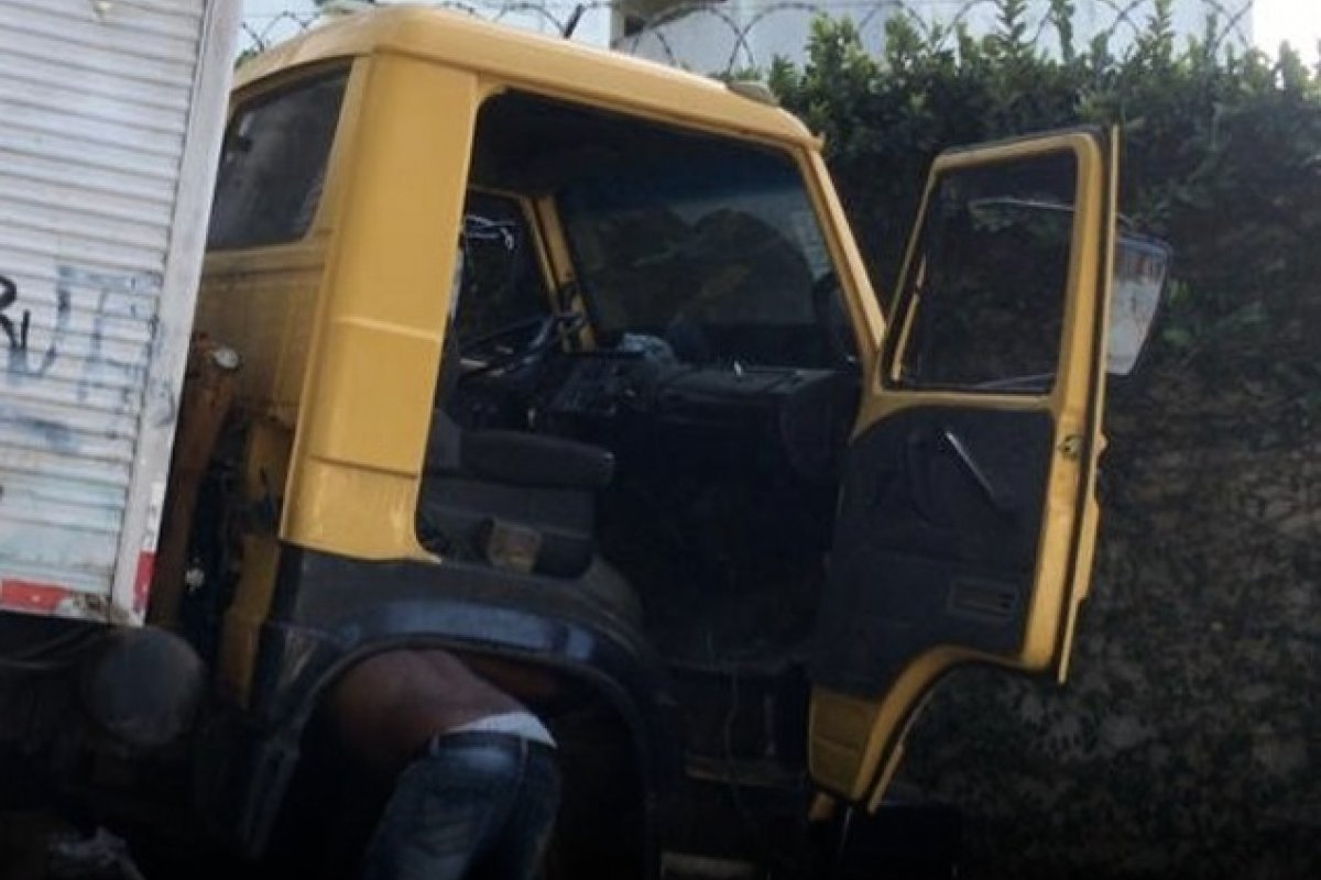 Caminhão colide em um muro no bairro da Santa Cruz, em Salvador