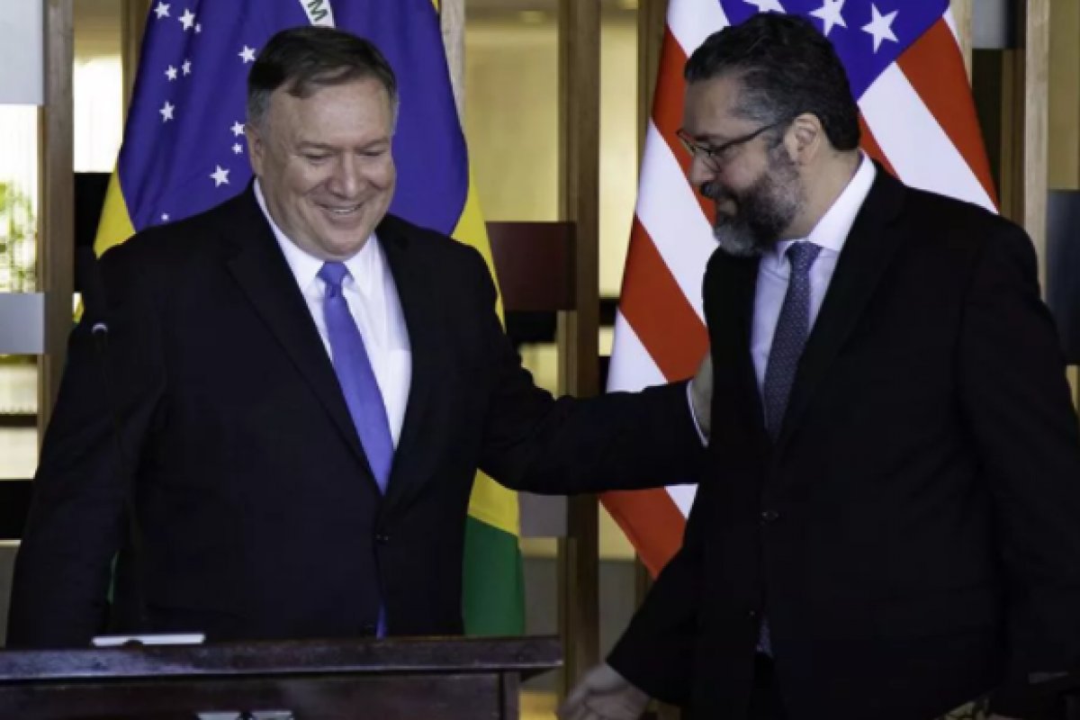 Ernesto Araújo é convidado pelo Senado para explicar visita de Mike Pompeo ao Brasil