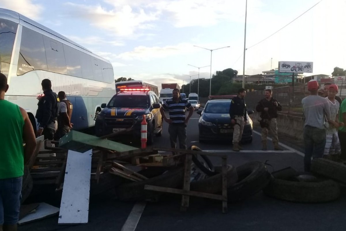Moradores fazem protesto após alagamentos no bairro de Valéria