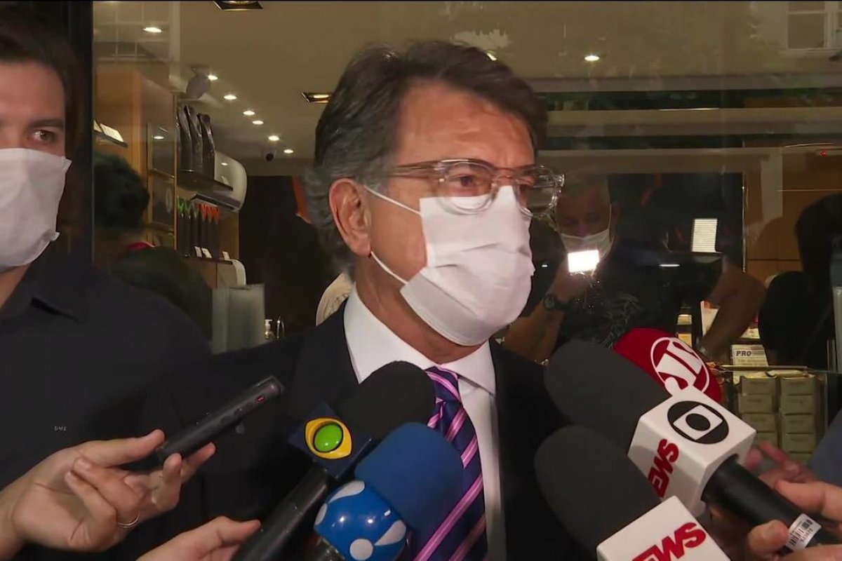 Flávio Bolsonaro não vai a acareação com Paulo Marinho