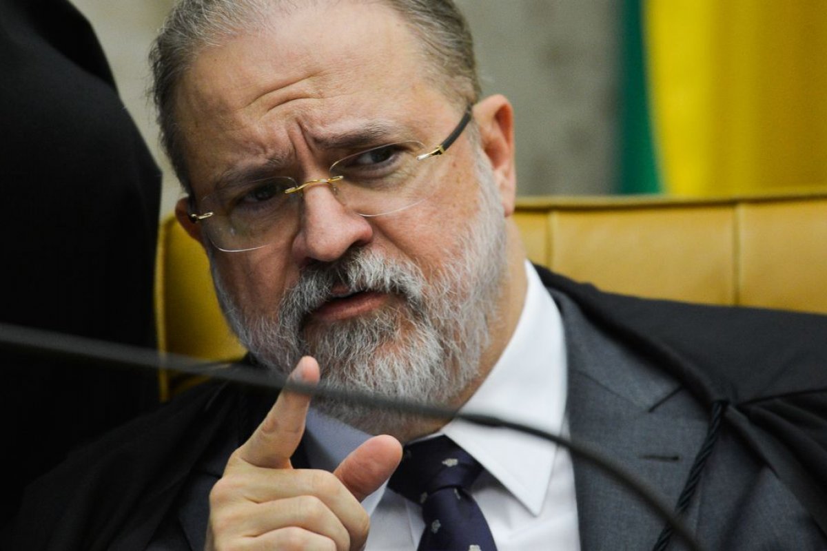 Ao STF, Aras pede que Judiciário não interfira em reeleição para presidências da Câmara e no Senado