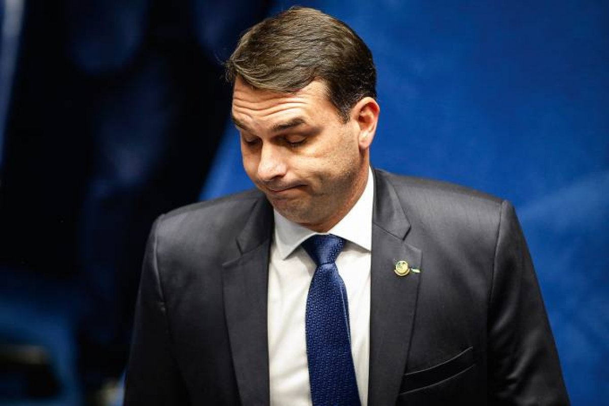 Após ausência em acareação, defesa de Flávio Bolsonaro sugere nova reunião em outubro
