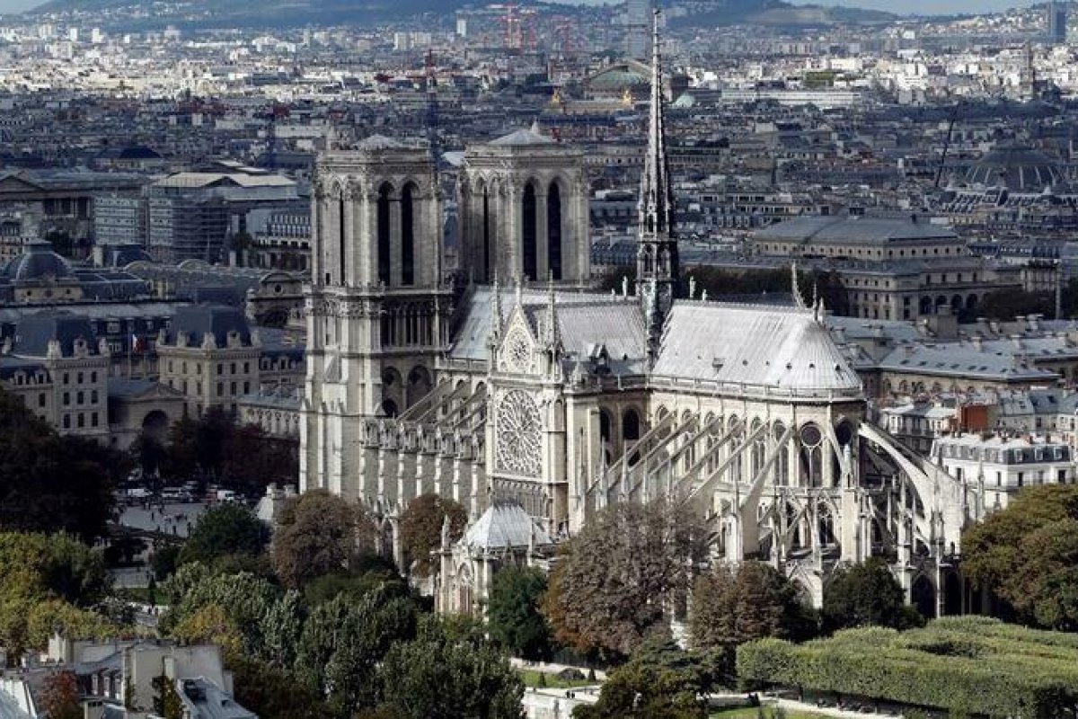 Escolas são desativadas nas proximidades de Notre-Dame