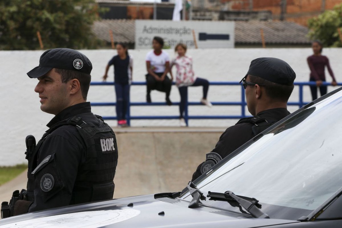 Policiais e bombeiros da ativa poderão atuar em escolas