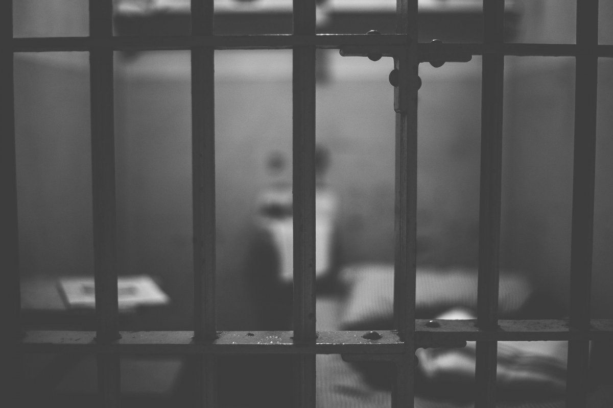 Condenado à pena de morte foge de prisão por canos de esgoto na Indonésia