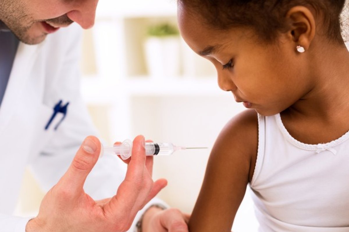 Com fábricas paradas no Brasil, produção de vacinas infantis caem