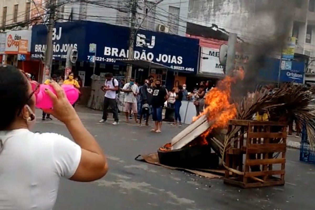 Vídeo: trabalhadores de Feira de Santana realizam manifestação contra 'abusos' da prefeitura