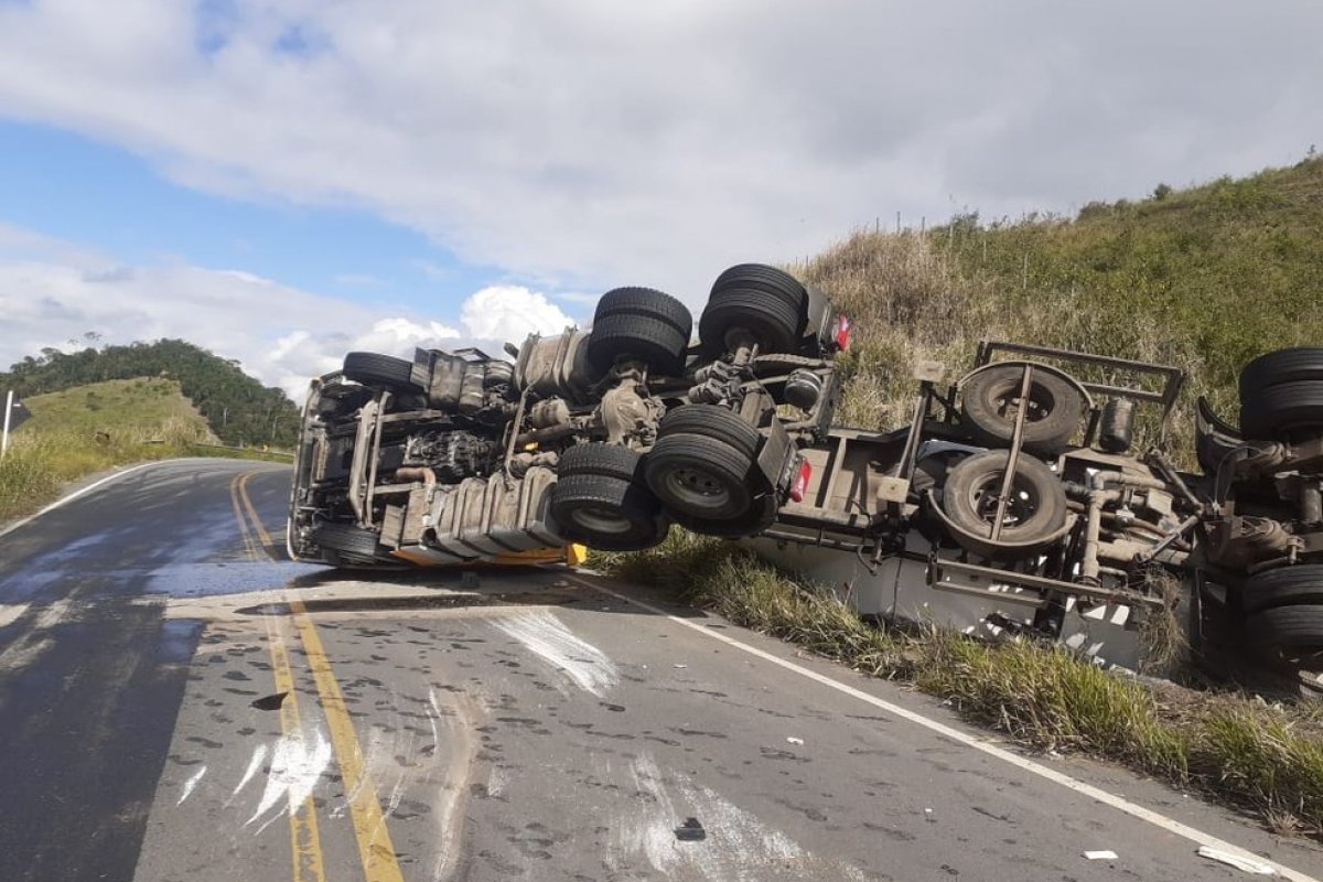 Caminhão carregado de cimento tomba e interdita parte de rodovia sul da Bahia