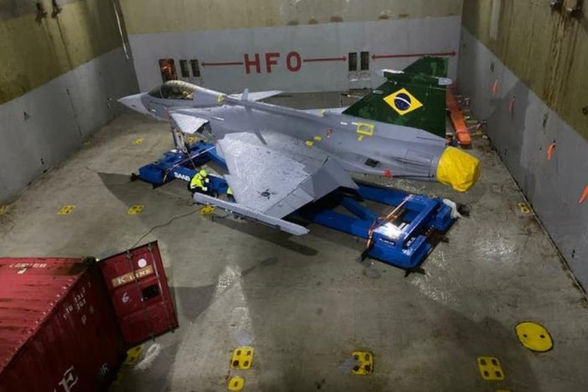 Veja Vídeo: Chega ao Brasil o novo caça Gripen da FAB