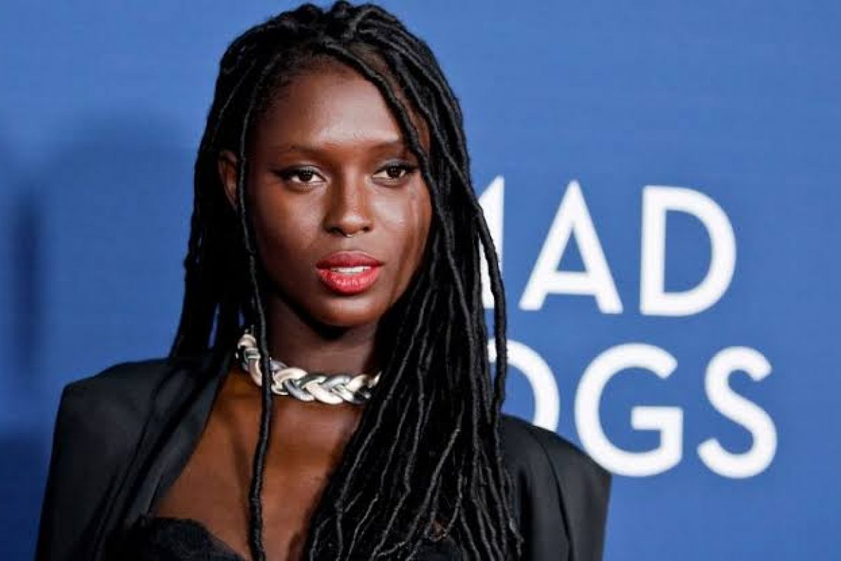 Atriz revela que passa leite materno no rosto para rejuvenescer a pele