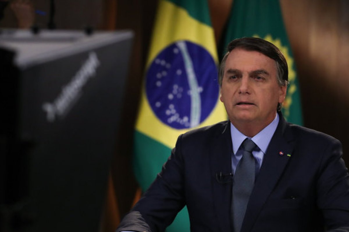 Políticos repercutem falas de Bolsonaro sobre auxílio emergencial e questões ambientais