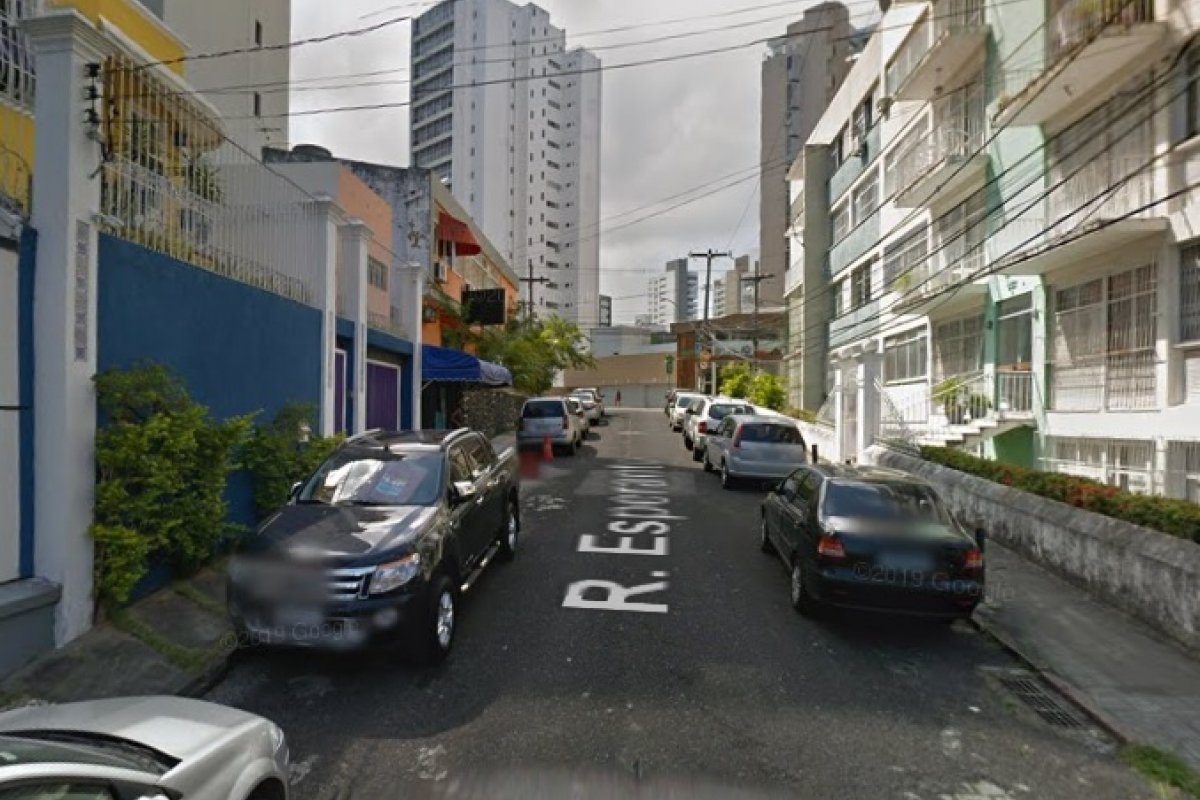 Carro de entregador é roubado no bairro da Graça, em Salvador