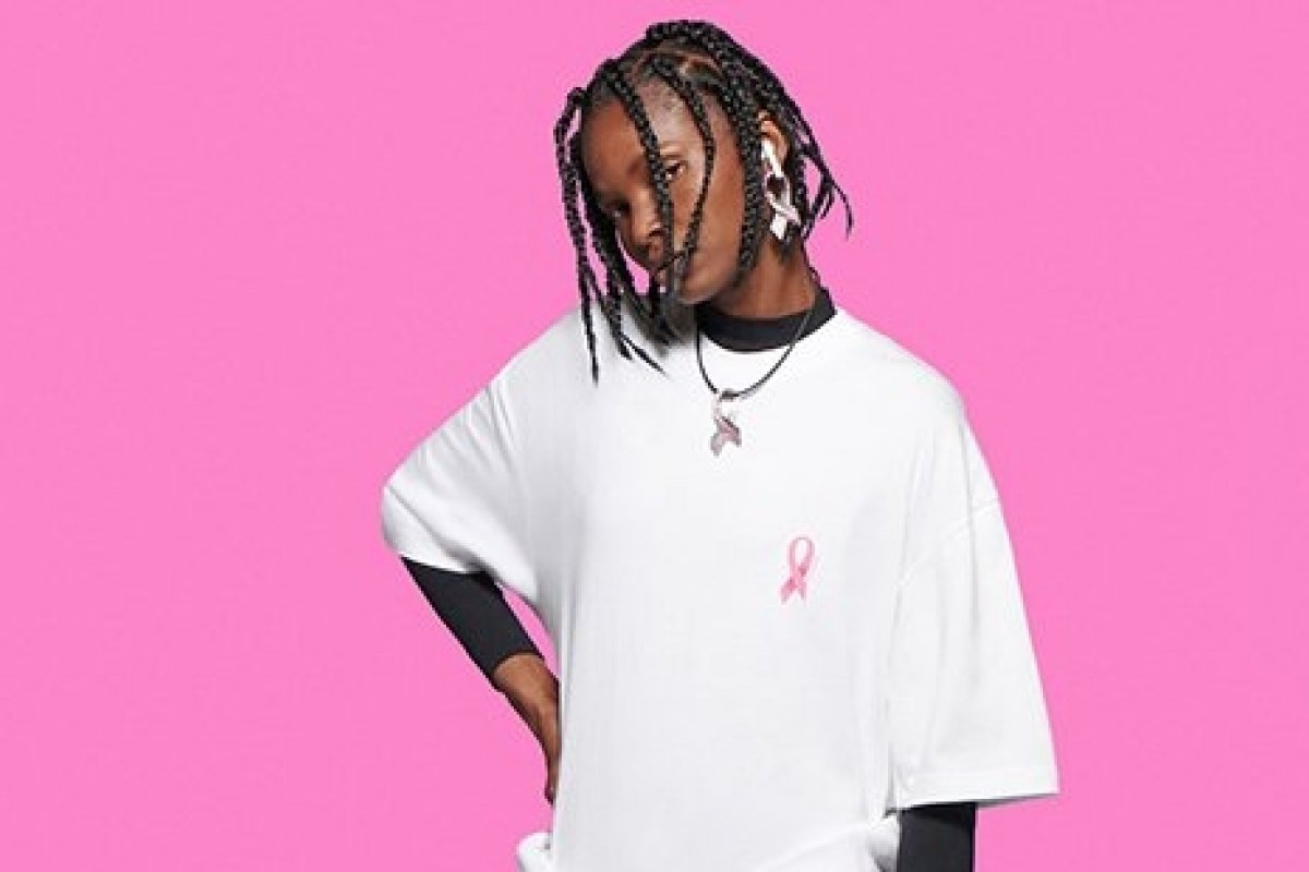 Balenciaga lança coleção com apoio a prevenção ao câncer de mama