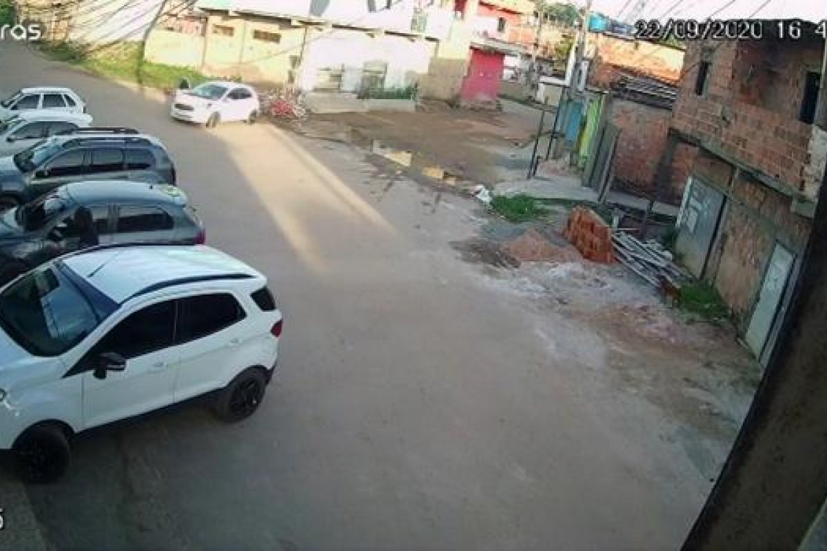 Vídeo: Câmeras de segurança flagram assalto a motorista no bairro de Periperi, em Salvador