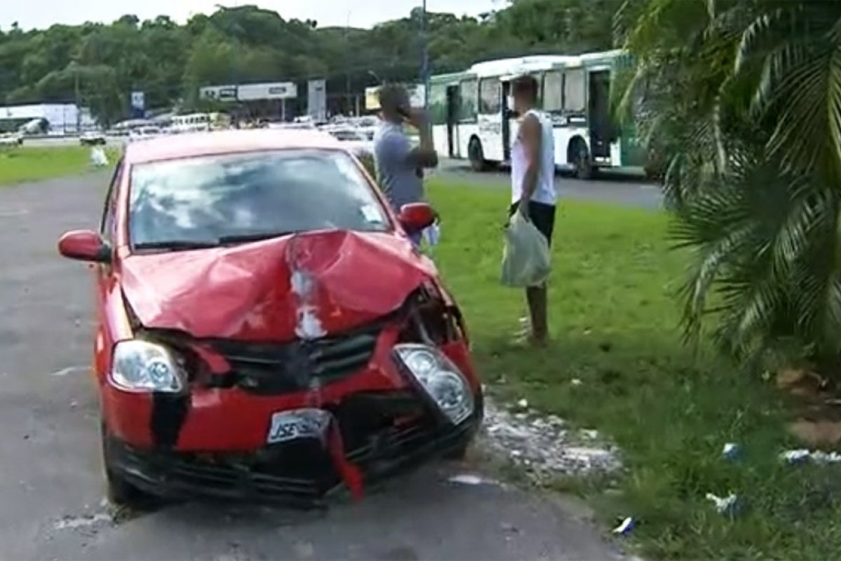 Após perder o controle da direção do carro, motorista derruba poste de sinalização na Av. ACM