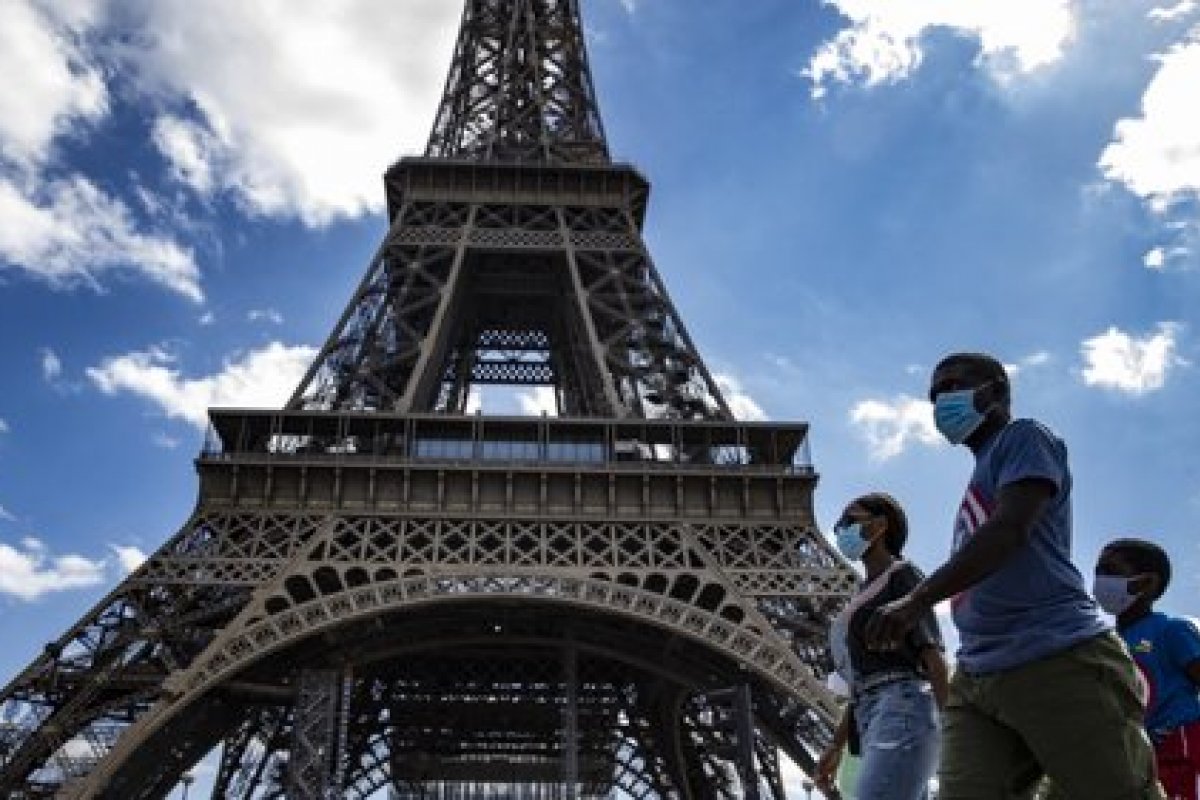 Polícia francesa recebe denúncia de bomba na Torre Eiffel