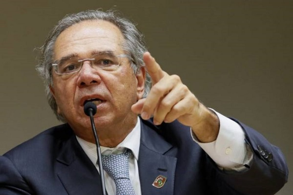 Paulo Guedes fala em desonerar folha e buscar "tributos alternativos"
