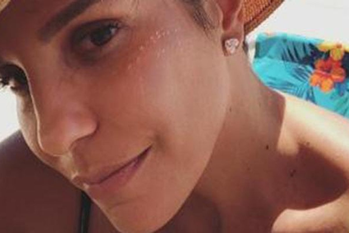 Ivete Sangalo vai à praia com as filhas gêmeas