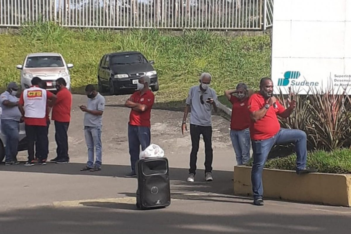 Funcionários de mineradora protestam contra fechamento de unidade em Simões Filho nesta quinta-feira (24)