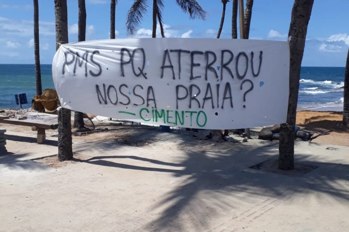 Vídeo: Prefeitura de Salvador constrói na praia sem placa de autorização